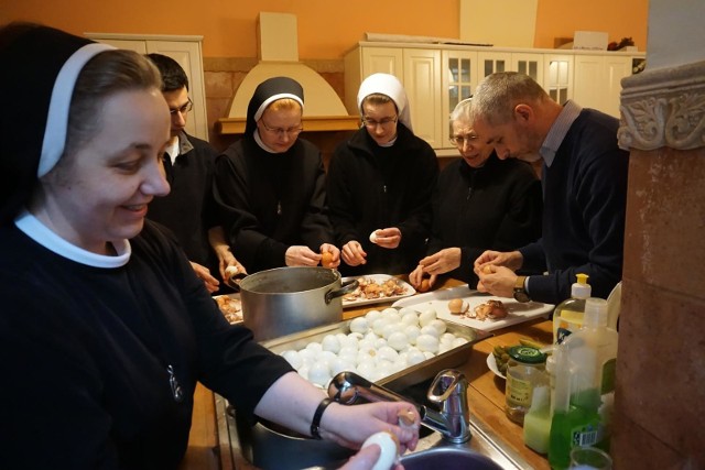 Caritas co roku organizuje w Poznaniu Wigilię, a także śniadanie wielkanocne dla ubogich.