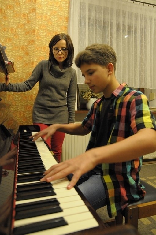 Ziemowit Świtalski obiecująco gra na pianinie. Dziecko w...