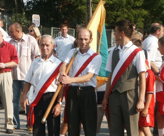 Stanisław Krzyk (w środku) jako chorąży pocztu sztandarowego podczas obchodów jubileuszu Nadwiślanki Nowe Brzesko w 2006 roku