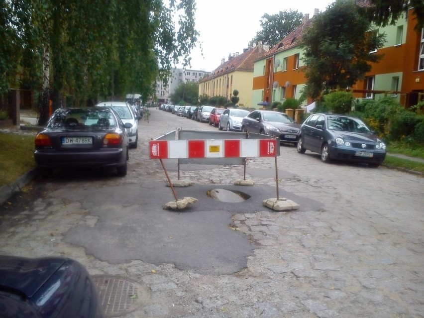 Wrocław: Zapadnięta studzienka utrudnia życie mieszkańcom. MPWiK nie reaguje [FOTO]