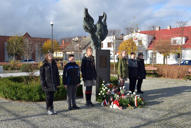 Obchody 11 Listopada tradycyjnie zorganizowano na starym mieście w Barcinie. Całość rozpoczęła msza św. w kościele pw. św. Jakuba, potem wszyscy przeszli na Plac 1 Maja - mieszkańcy miasta, przedstawiciele szkół, instytucji, władza samorządowa, harcerze. Tu m.in. Regionalna Orkiestra Dęta "Kujawy" zagrała kilka pieśni patriotycznych, a pod pomnikiem Powstańców Wielkopolskich delegacje złożyły kwiaty. Mam Pytanie - rozmawia Roman Laudański.[xlink]d96347e2-0ebd-6fcf-5498-0b7c861efdef,aea9a848-cb5d-40c3-724c-39a2d5790041[/xlink]