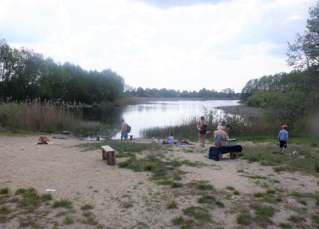 Dzika plaża w centrum Borówna jeszcze nie zatłoczona. Druga dzika plaża znajduje się po przeciwległej stronie jeziora Borówno