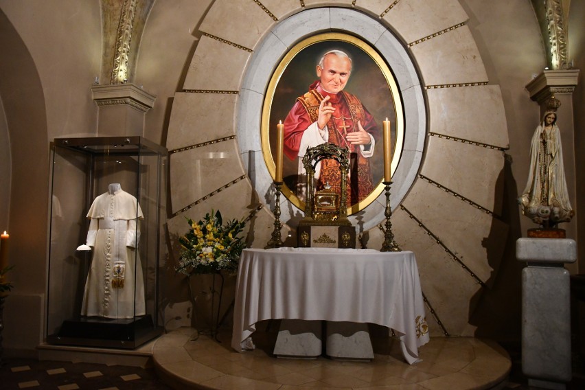 Biskup Marian Florczyk wprowadził relikwie świętego Jana Pawła II do Bazyliki Katedralnej w Kielcach. Przekazała je rodzina zmarłego kapłana