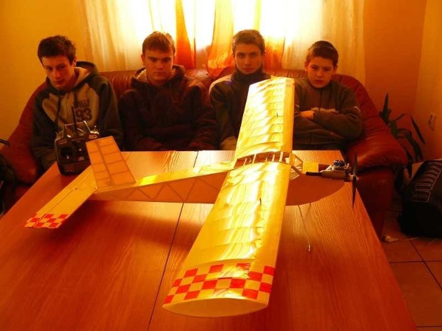 Młodzi konstruktorzy samolotu z Gimnazjum w Jadachach, od lewej: Tomasz Nerka, Krzysztof Zych, Arkadiusz Kosior i Marcin Kosior.