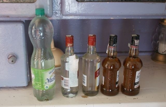 Nielegalny alkohol w mieszkaniu 68-latka (zdjęcia)