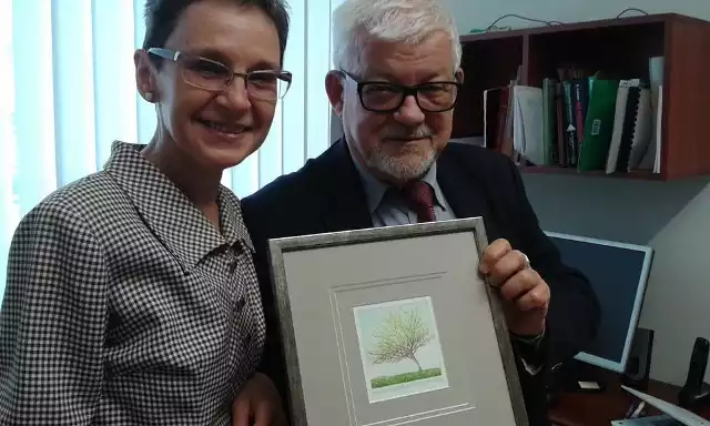 Jubilat - profesor Krzysztof Grysa  i profesor Politechniki Świętokrzyskiej Marzena Nowakowska z prezentem.