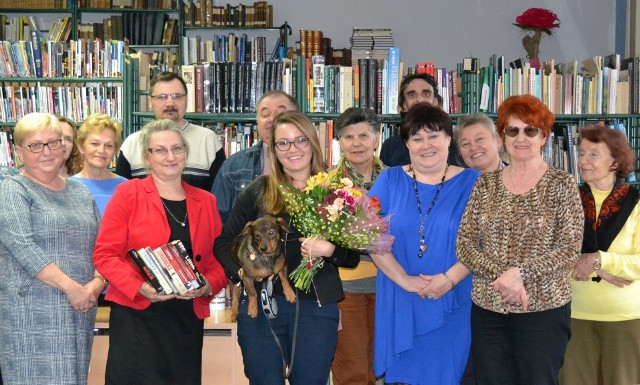 Pisarka Olga Rudnicka (w środku, z kwiatami) gościła w Miejsko-Gminnej Bibliotece Publicznej w Busku-Zdroju.