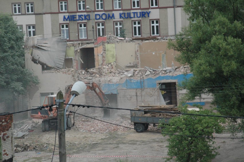Tak wyglądało wyburzanie budynku kina Znicz w Oleśnie.