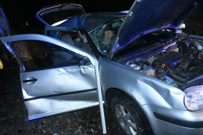 Wypadek na przejeździe kolejowym w Jedlni-Letnisku. Kierowca samochodu osobowego usłyszał zarzuty. Zobacz zdjęcia 