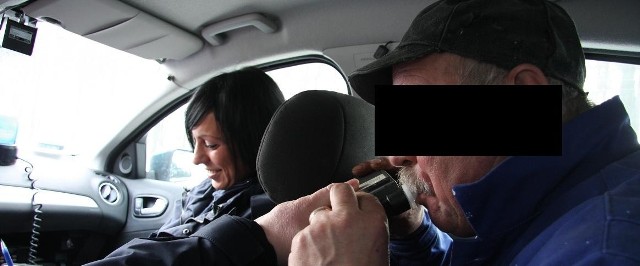 Po drugim badaniu alkomatem kierowca nadal miał promil alkoholu w wydychanym powietrzu.