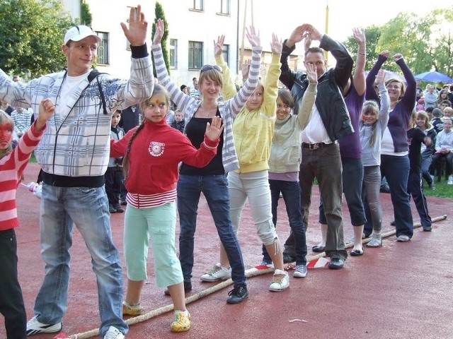 Wiele radości dostarczyły wspólne zabawy mieszkańców młodszych ze starszymi