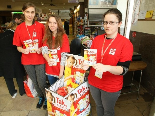 Ola, Agnieszka i Sylwia, wolontariuszki szkolnego koła Caritas dyżurowały w Delikatesach na Rynku w Kielcach. 