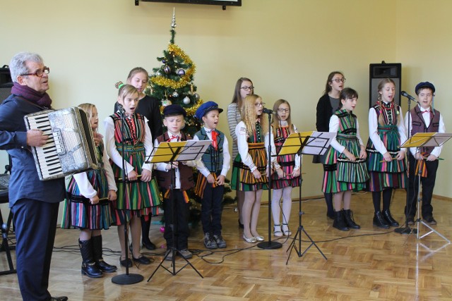 Część oficjalną otwarcia Środowiskowego Domu Samopomocy w Myślakowicach uświetnił koncert kolęd w wykonaniu  zespołu dziecięcego „Mateuski” pod kierunkiem Jana Czerskiego.