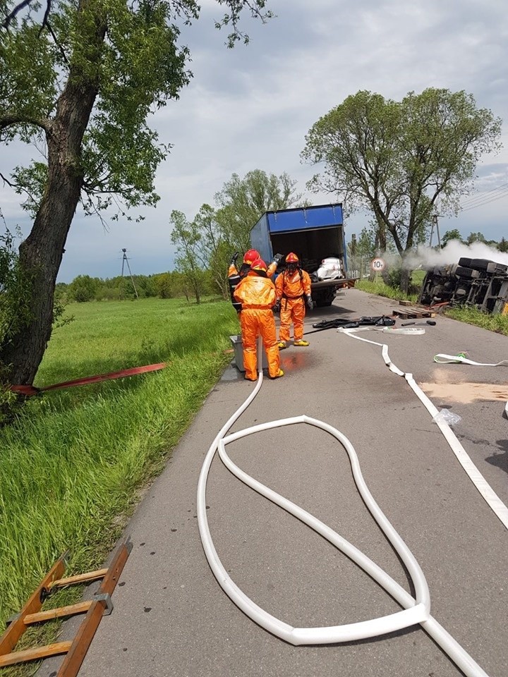 Jodłówka Wałki k. Tarnowa. Ciężarówka z chemikaliami w rowie [ZDJĘCIA]