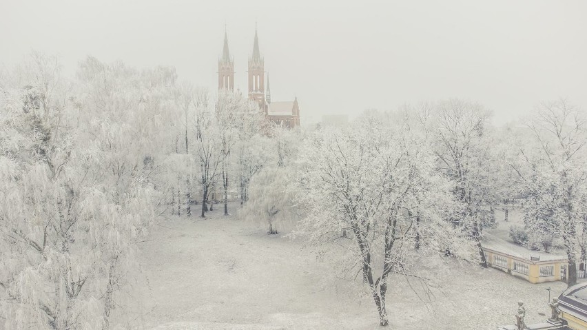 Park Planty w Białymstoku w zimowej scenerii na zdjęciach...