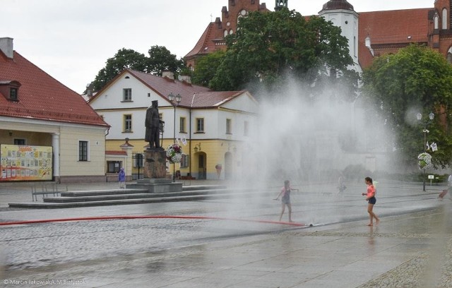 Temperatura przekraczająca 30 stopni to w ostatnich dniach nie nowość. Nie wszyscy jednak mogą czuć się dobrze podczas takich upałów. Dlatego też od wczoraj na Rynku Kościuszki pojawiły się kurtyny wodne.