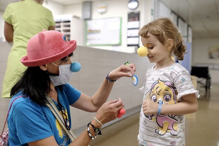 Doktor Clown wrócił do szpitala Matki Polki w Łodzi. Bo wolontariusze fundacji są zaszczepieni ZDJĘCIA