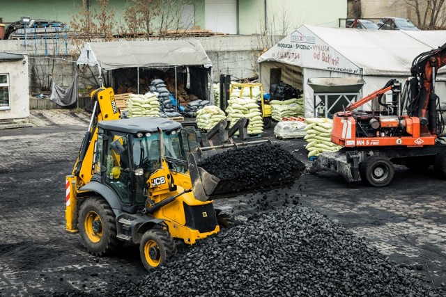 W składach węgla w Bydgoszczy jeszcze w połowie grudnia opału było pod dostatkiem. Nie wszyscy, którzy wnioskowali o węglowe dopłaty, ruszyli od razu po opał