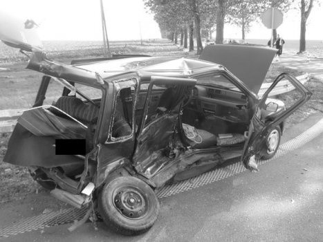 Kierowca daewoo tico zginął na miejscu.