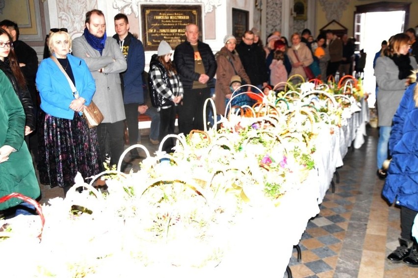 Wielka Sobota - święcenie pokarmów w kościele w Suchedniowie (ZDJĘCIA)