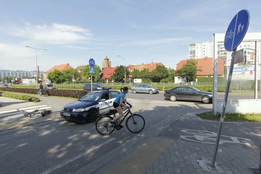 Wrocław: Radiowóz potrącił rowerzystę na ścieżce przy Borowskiej (ZDJĘCIA)