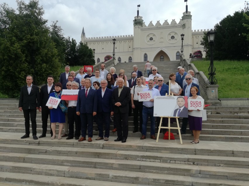 Oddają swój głos na Andrzeja Dudę. Wiec poparcia na placu Zamkowym