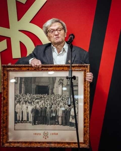 Tomasz Salski otrzymał od Jacka Bogusiaka unikalną pamiątkę ŁKS sprzed 74 lat