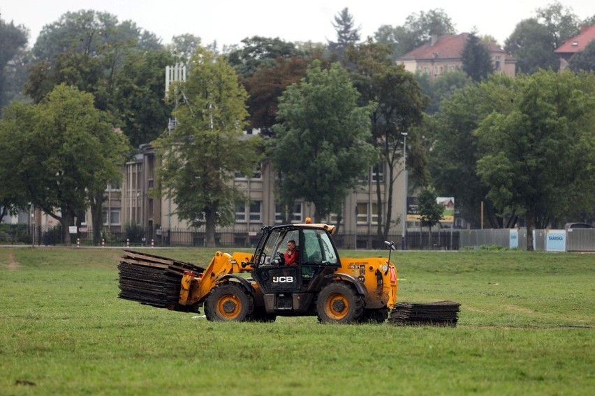 Planują umieszczenie krzyża z podziemną zakrystią na Błoniach [ZDJĘCIA]