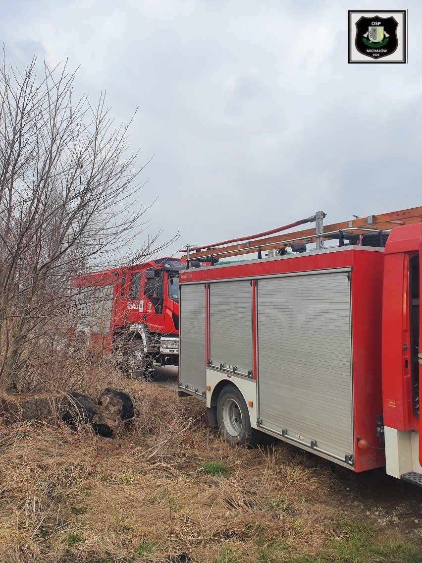 Pożar traw w Pawłowicach w gminie Michałów. Znów zaczął się sezon na płonące łąki