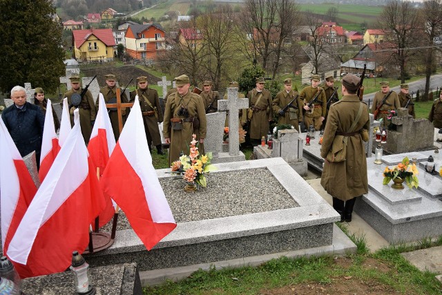 Uczestnicy rajdu zapalali znicze na mogiłach i przy pomnikach bohaterów walk z UPA