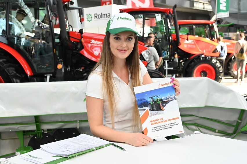 Agrotech 2021 w Kielcach. Tak ciągniki i maszyny promują piękne kobiety. Zobaczcie zdjęcia