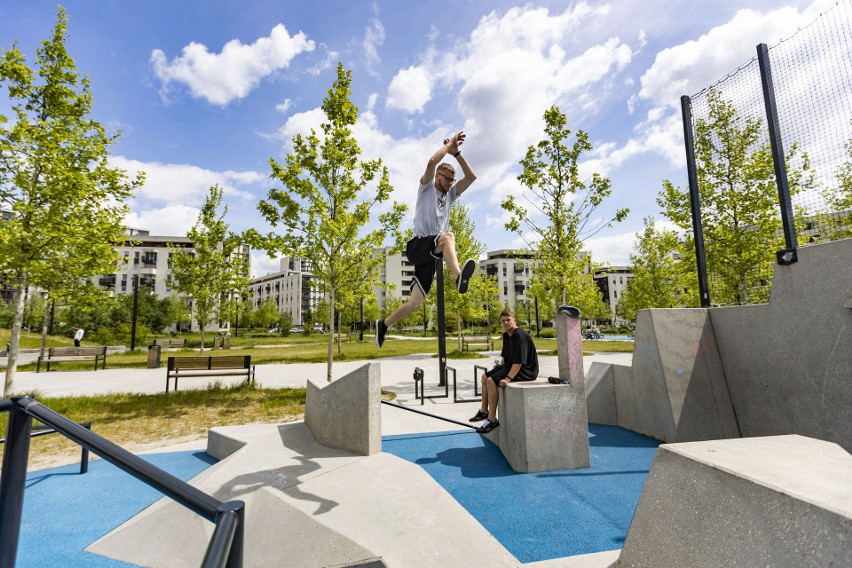 Kraków. Ogólnopolska Liga Parkour. Efektowne akrobacje w parku Avia ZDJĘCIA