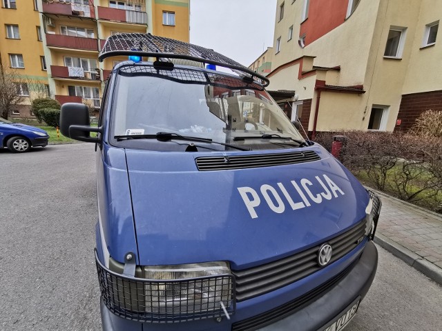 Do zdarzenia doszło w środę na osiedlu przy ul. Lwowskiej w Przemyślu. Na trawniku przed blokiem mieszkalnym mężczyzna zauważył leżącą kobietę.- Pogotowie ratunkowe przetransportowało nieprzytomną 61-letnią mieszkankę Przemyśla do szpitala. Jej stan jest bardzo ciężki - powiedziała podkom. Marta Fac z KMP w Przemyślu. Na miejscu pracuje policyjna grupa dochodzeniowo-śledcza. Kobieta na codzień porusza się na wózku inwalidzkim. Niewykluczone, że wypadła z okna mieszkania na III piętrze. Funkcjonariusze wyjaśniają dokładne okoliczności tej tragedii.Aktualizacja, czwartekZmarła 61-letnia kobieta, która w Przemyślu wypadła z okna na III piętrze.Zobacz też: W Przemyślu młoda dziewczyna wypadła z drugiego piętra kamienicy [ZDJĘCIA]Wypadek w Korytnikach. Na drodze wojewódzkiej nr 884 kierująca fordem uderzyła w betonowy przepust i dachowała