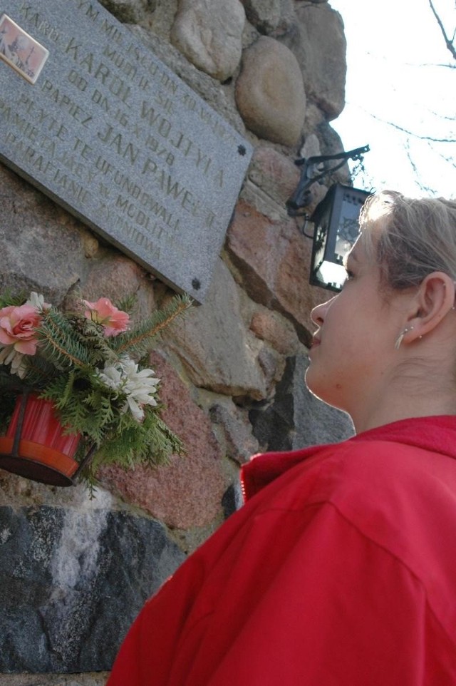 Kilka lat po wizycie kardynała Karola Wojtyły, późniejszego papieża, parafianie wmurowali pamiątkową tablicę przy kościele, pod figurą Matki Boskiej, gdzie się modlił. Wczoraj odwiedziła to miejsce Klaudia Baros z Żytniowa.