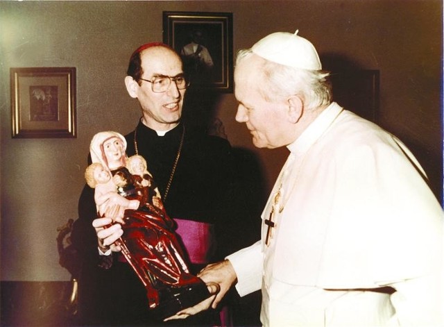 Biskup Alfons Nossol wręcza papieżowi figurę św. Anny Samotrzeciej.