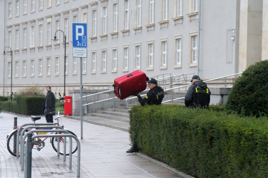 Alarm pod Urzędem Wojewódzkim. Ktoś zostawił czerwoną walizkę [ZDJĘCIA]