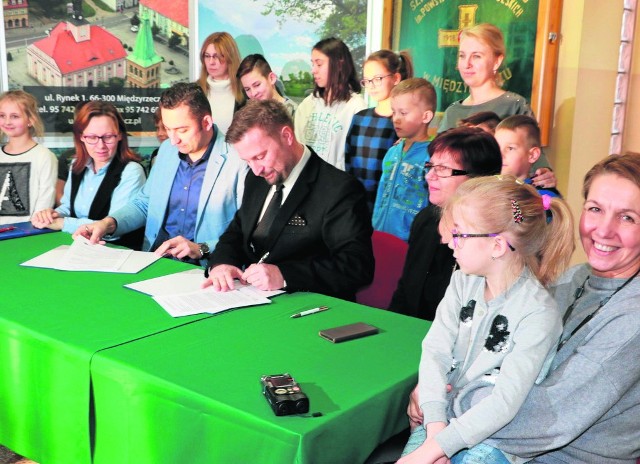 Przy podpisaniu umowy z inwestorem byli uczniowie: na kolanach Izabeli Korejwo Lidia Trawińska. 