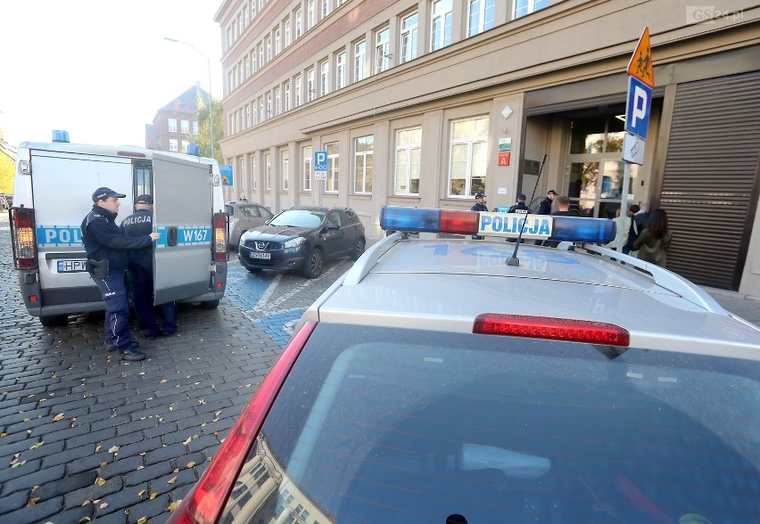 Atak na sąd w Szczecinie przy ul. Małopolskiej. To była próba spalenia sądu? Mężczyzna miał siekierę i benzynę [WIDEO, ZDJĘCIA]