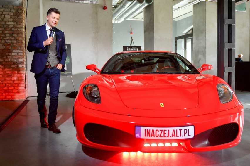 Radek Kotarski - Książka "Inaczej" w pakiecie z Ferrari F430...