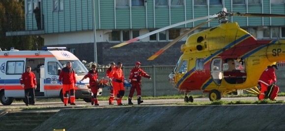 Mężczyznę poraził prąd o mocy 15 tysięcy volt. Ma ma czwarty stopień poparzenia ze zgorzeliną skóry na głowie i rękach a także kończynach dolnych. Trafił na oddział szpitala w Gryficach.