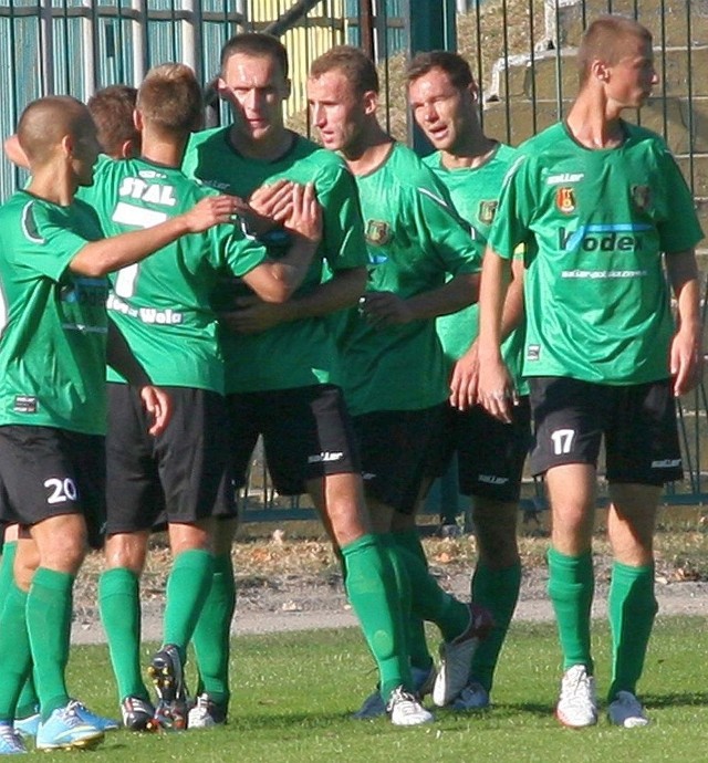 Piłkarze Stali Stalowa Wola uratowali punkt w derbowym meczu ze Stalą Rzeszów.