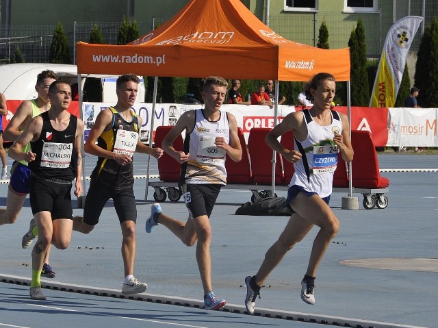 Mateusz Gos (drugi od prawej), lekkoatleta Optimy Radom podczas biegu na 5000 metrów.