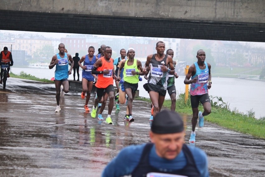 18. PZU Cracovia Maraton 2019. Tysiące biegaczy wyruszyło na trasę Cracovia Maratonu [ZDJĘCIA]