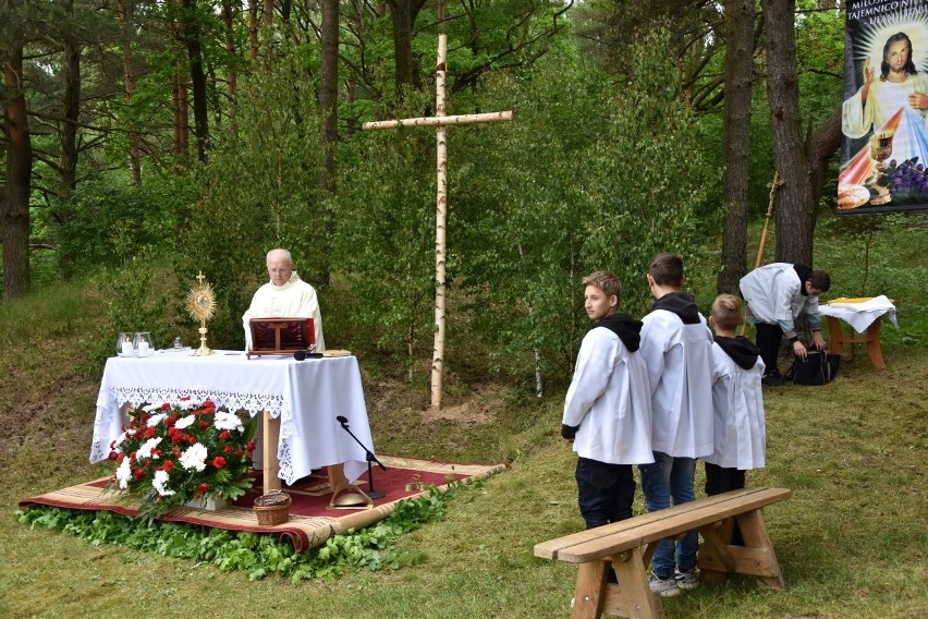 Tradycyjna procesja Bożego Ciała 2020 w Warszkowie. Msza polowa, a potem przejście do czterech ołtarzy w miejscowości [zdjęcia]