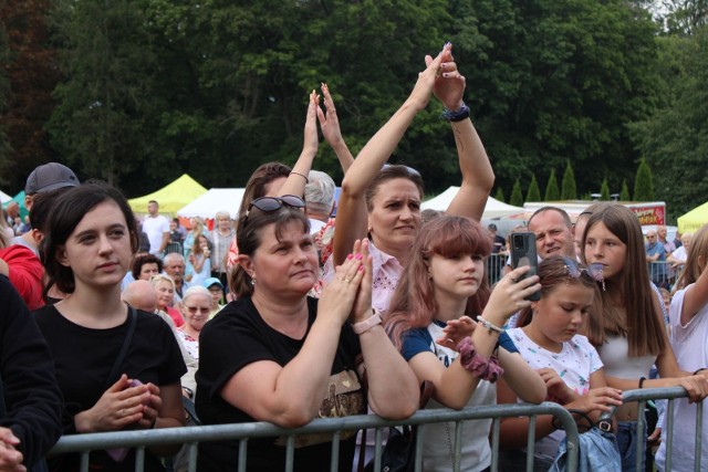 Mnóstwo osób w Bałtowie bawiło się na koncercie zespołu Zbóje