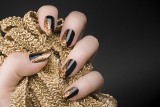 Czarne paznokcie z brokatem w kolorze złota to idealny manicure na andrzejki. Ten kolor świetnie wygląda na dłoni kobiet dojrzałych