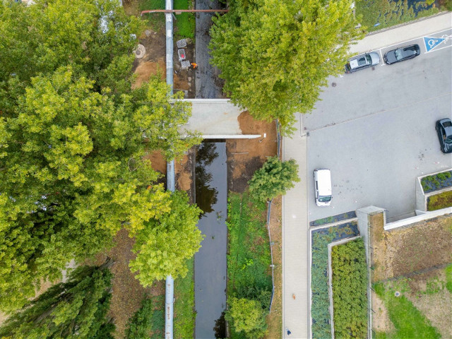 Budowa kładki nad rzeką Białą w centrum Białegostoku. Inwestycja zbliża się do końca. Ułatwi komunikację pieszym i rowerzystom