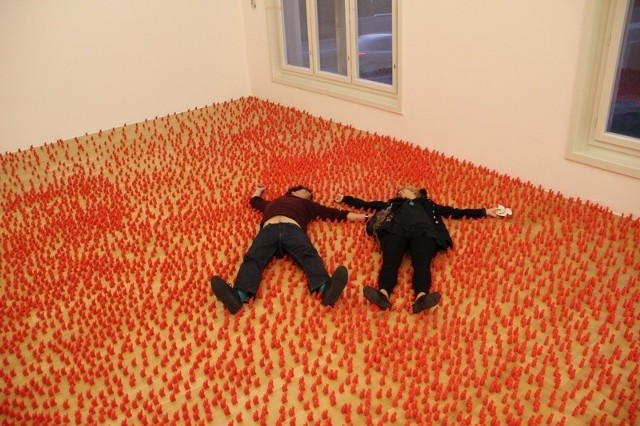 Małe czerwone ludziki zaleją Galerię Miejską Arsenał