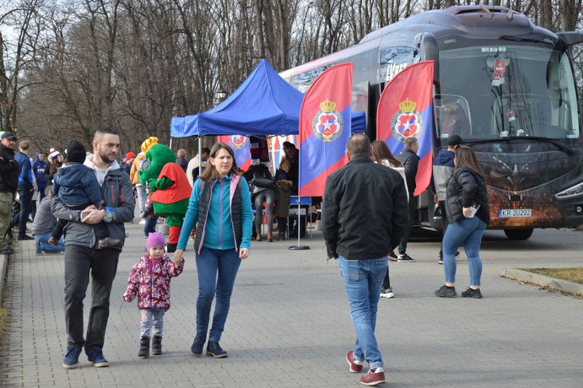 Wisła Kraków. „Nigdy nie zginie”, czyli wiślacka Smoczyca z wizytą w Bochni [ZDJĘCIA]