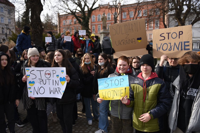 Manifestacja na Rynku w Przemyślu. Przemyscy uczniowie solidaryzują się z Ukrainą! [ZDJĘCIA]